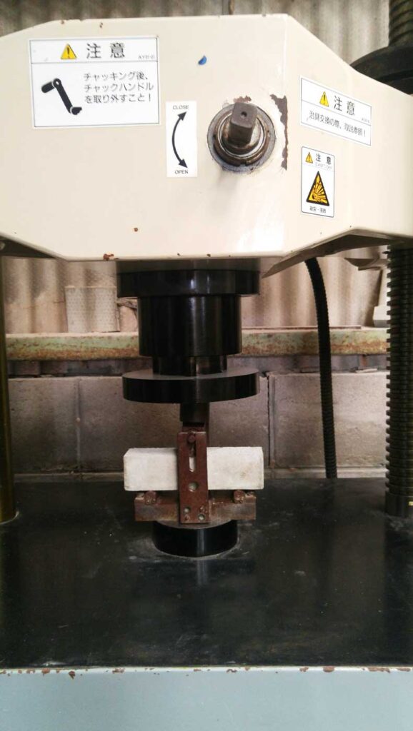 品質管理（強度試験）の様子