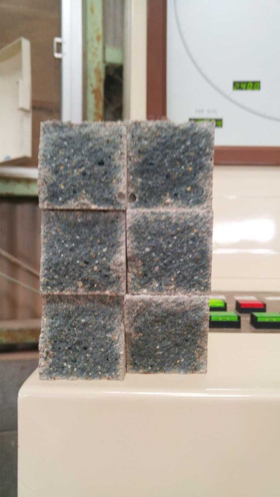 品質管理（強度試験）の様子