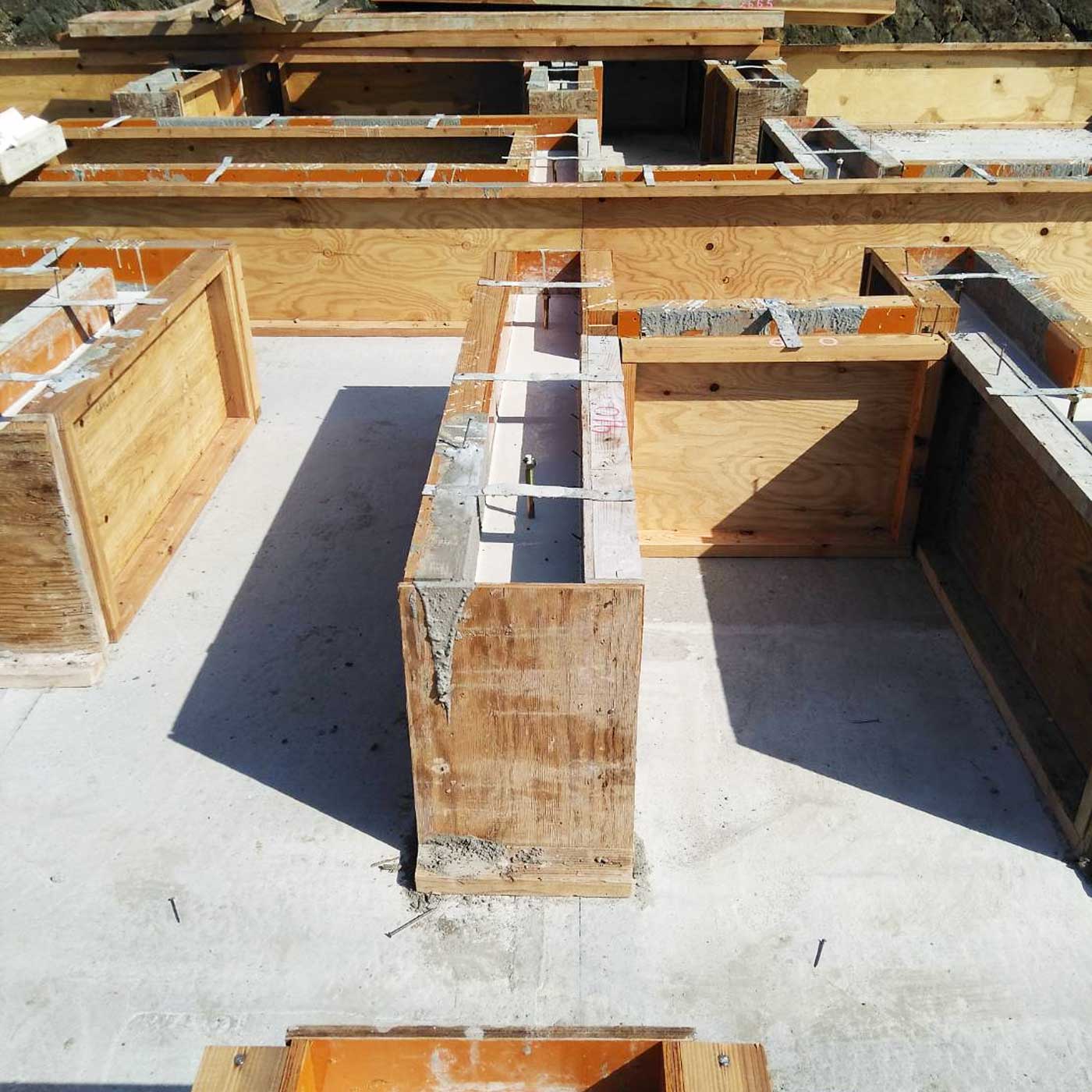 天端用レベラー（タイラー）施工中